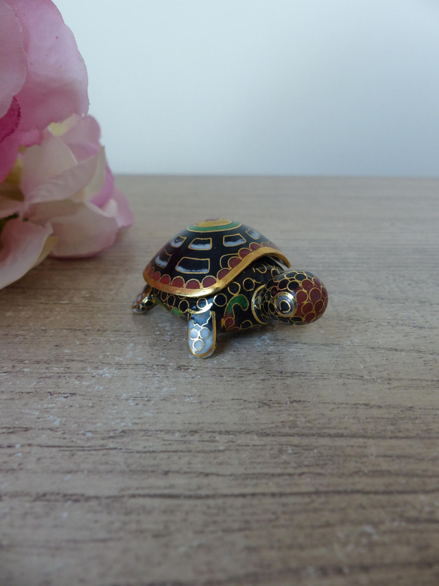 Boîte Tortue Vintage en Émail Cloisonné Noir et Bleu sur Laiton – Petite Boîte à Bijoux ou à Trésors – Objet de Collection Peint Main