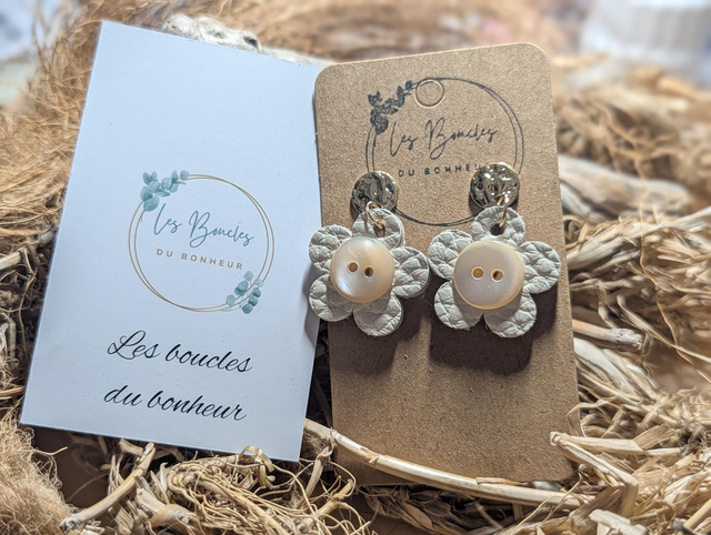 Boucles d'oreilles Petite marguerite beige m700