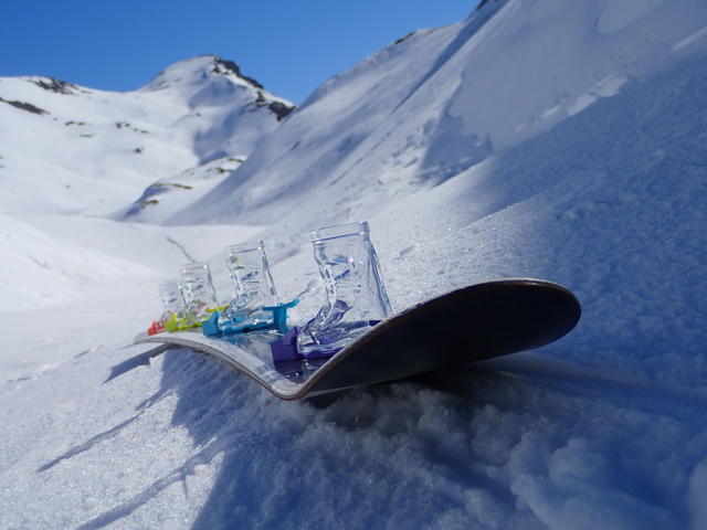 Ski-Shot avec ski et 4 verres en forme de chaussures de ski pour vos soirées entre amis