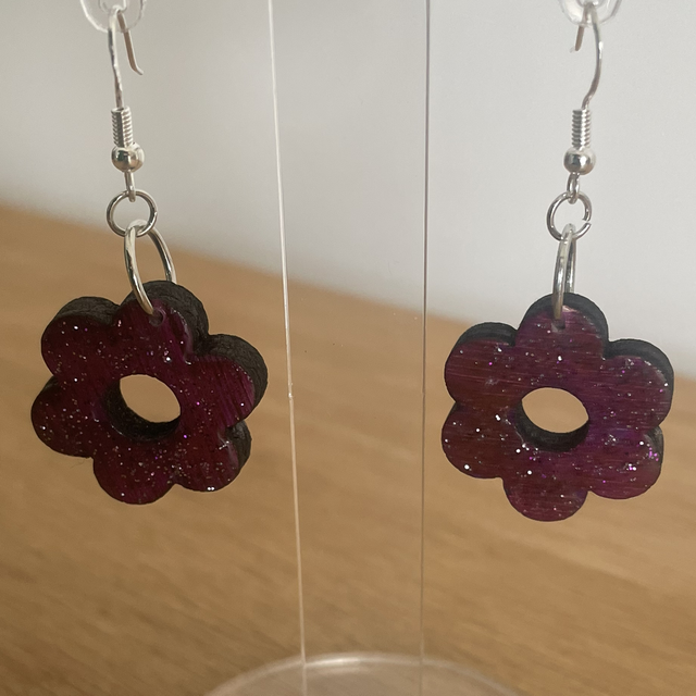 Boucles d oreilles fleurs violettes 