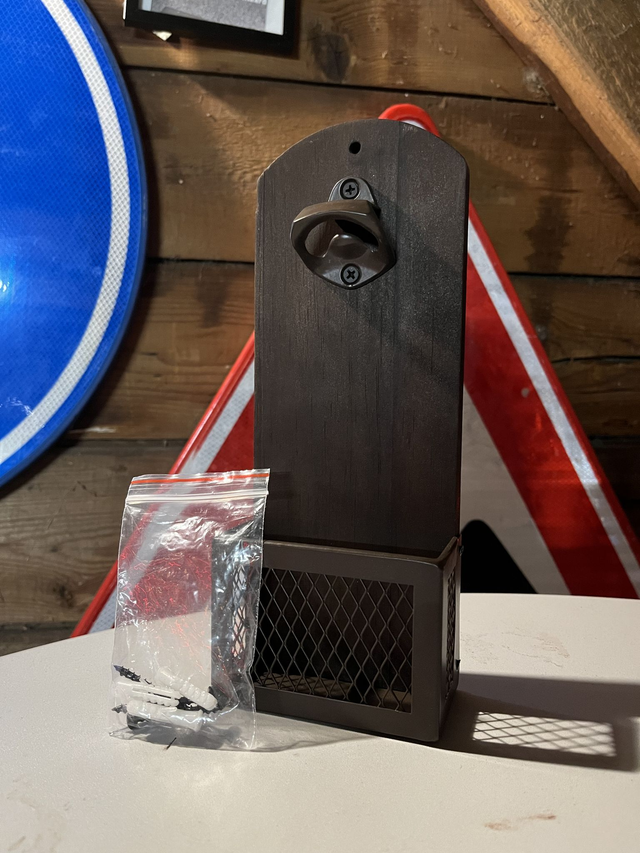 Wand gemonteerde Bieropener met Opvangmand