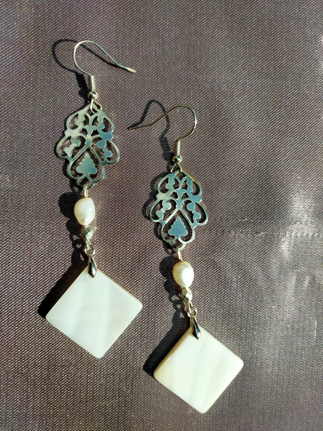 Boucles d&#039;oreilles en nacre blanche. 