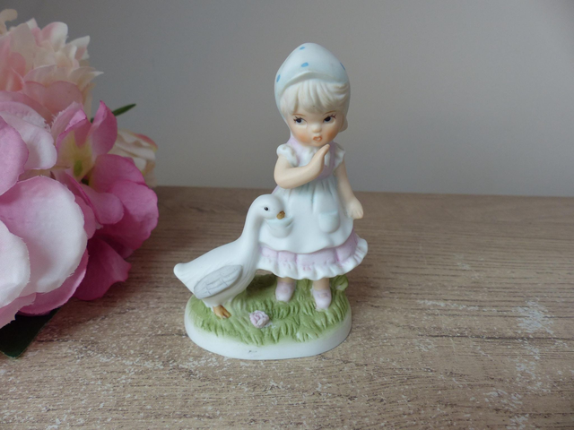 Vintage petite fille avec oie canard en céramique, décor fermière vie à la campagne souvenir vacances, décoration maison ferme campagne