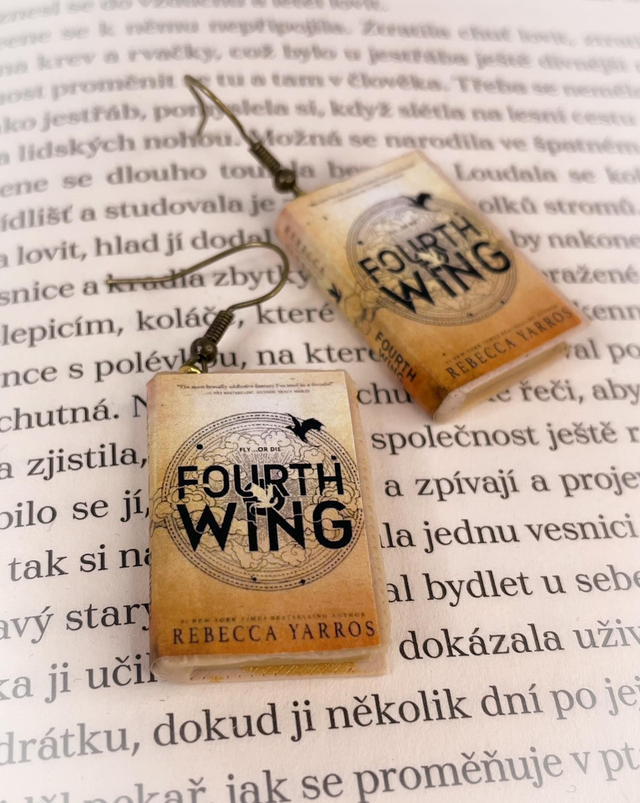 Náušnice mini knížky Fourth wing