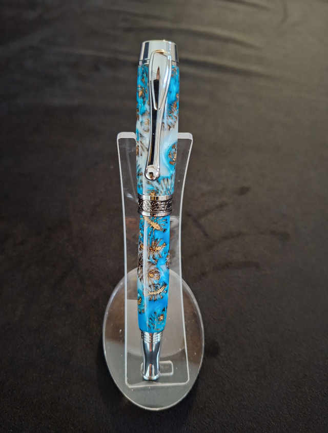 Stylo roller Lucky en résine blanche, bleue et cônes d'aulne