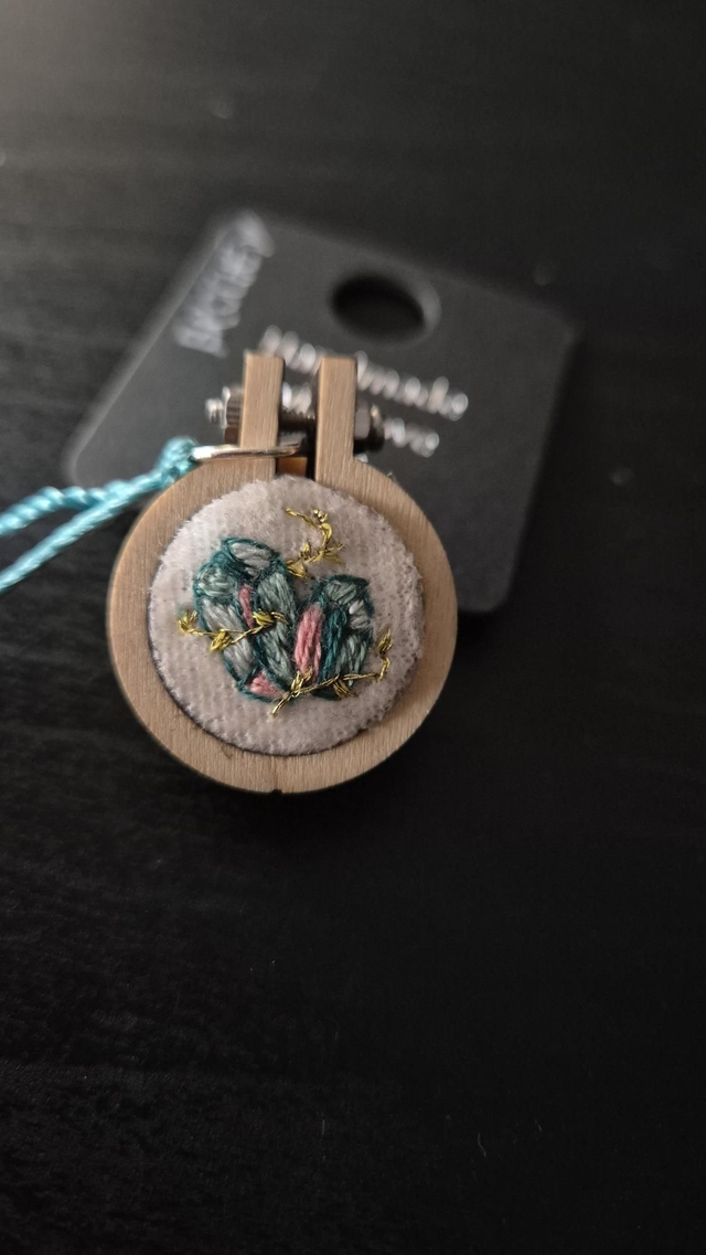 Broche tiny broderie "Aura quartz"