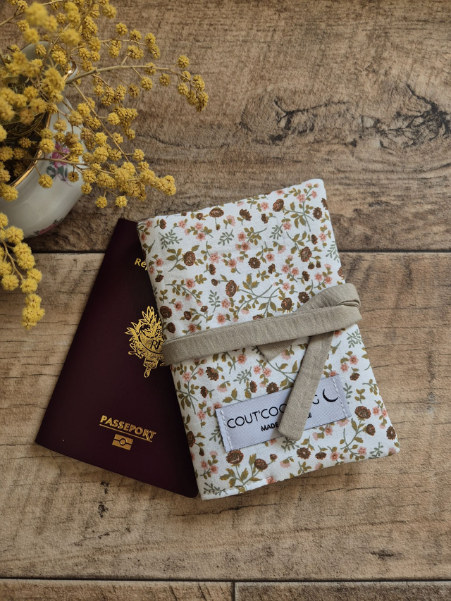 Protège passeport fleurs marrons