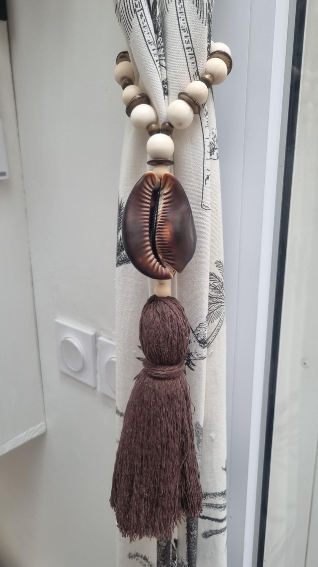 Embrasse coquillage mauritiana pompon marron