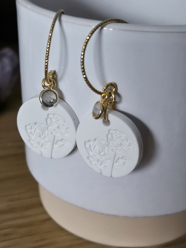 Boucles d&#039;oreilles fleuries et pierre de lune