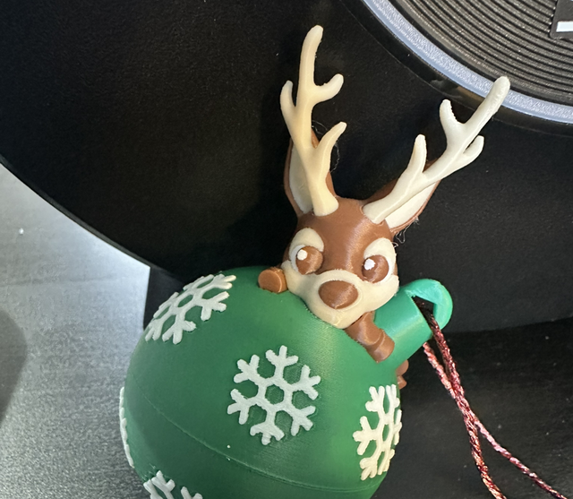 Kerstbal liggend rendier. 