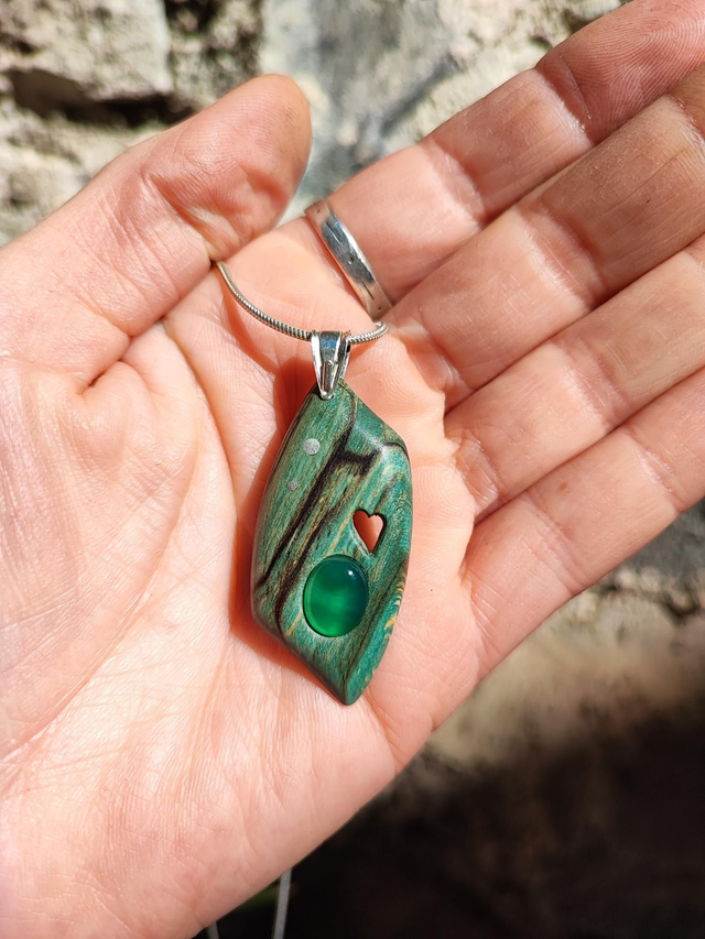Pendentif en Bois de Hêtre Échauffé stabilisé vert, Agate et Argent