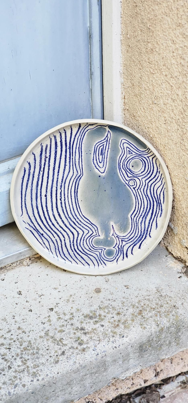 Assiette decor lignes isométriques 