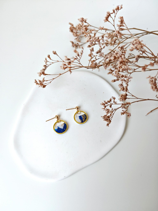 Elegant Spring Kolekcija - Mali okrogli uhani s polovico marmorne vzorca na pozlačeni osnovi