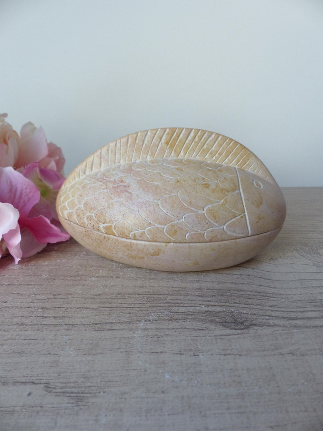 Boîte en pierre naturelle sculptée main – Forme de poisson – Artisanat du Kenya – Décoration bord de mer et rangement élégant vide poche