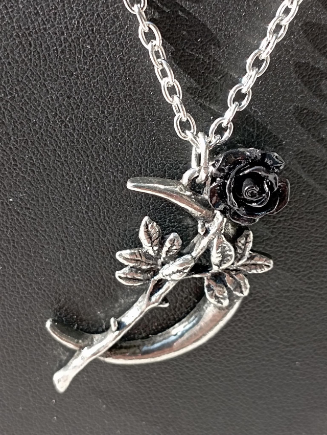 Pendentif "Nouvelle Lune & Rose Noire"