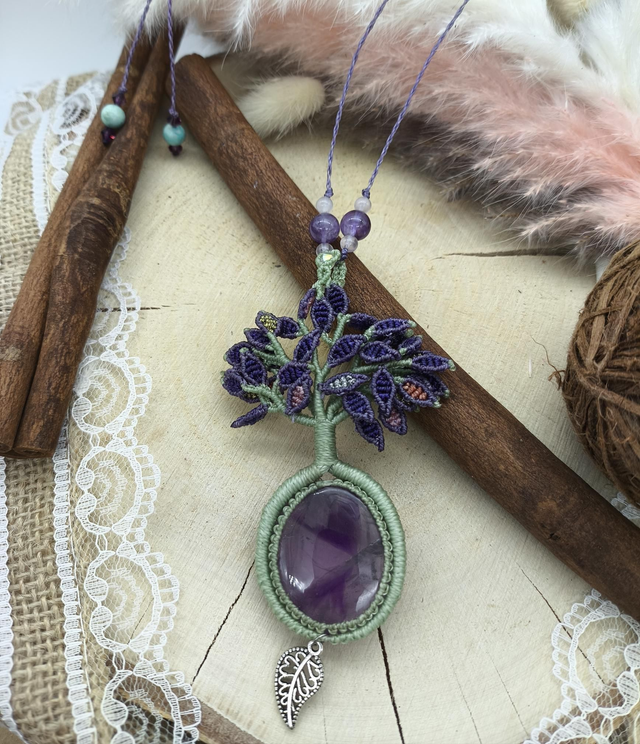 Collier arbre de vie vert/violet avec pierre améthyste trapiche