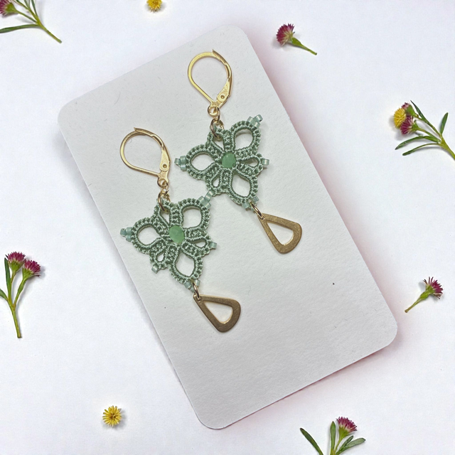 Boucles d'oreilles en dentelle de frivolité orange avec perles et breloque