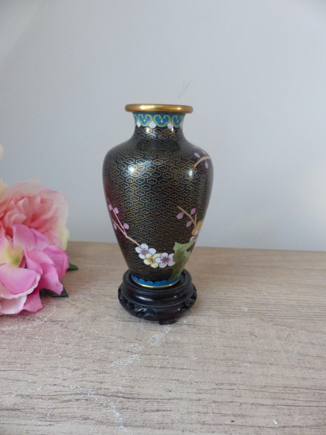 Petit Vase Vintage en Laiton Cloisonné – Motif Fleurs de Cerisier – Style Asiatique sur Socle - Décoration Maison Ambiance Asie