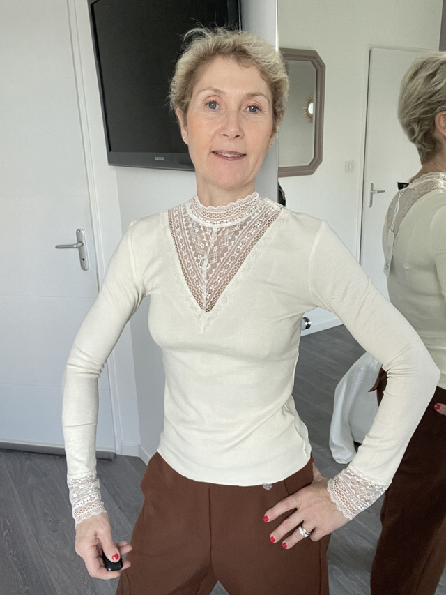 Pull fin dentelle beige