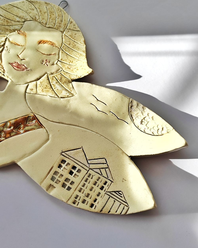 Anioł z domkami na skrzydłach