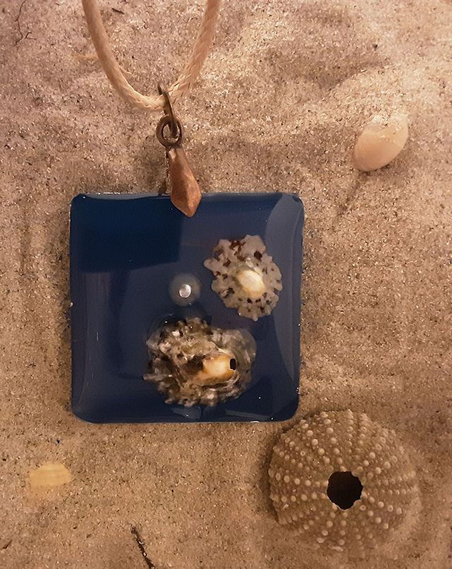 Pendentif petit carré collection Maritime résine bleu océan translucide coquillages incrustés cabochon nacré