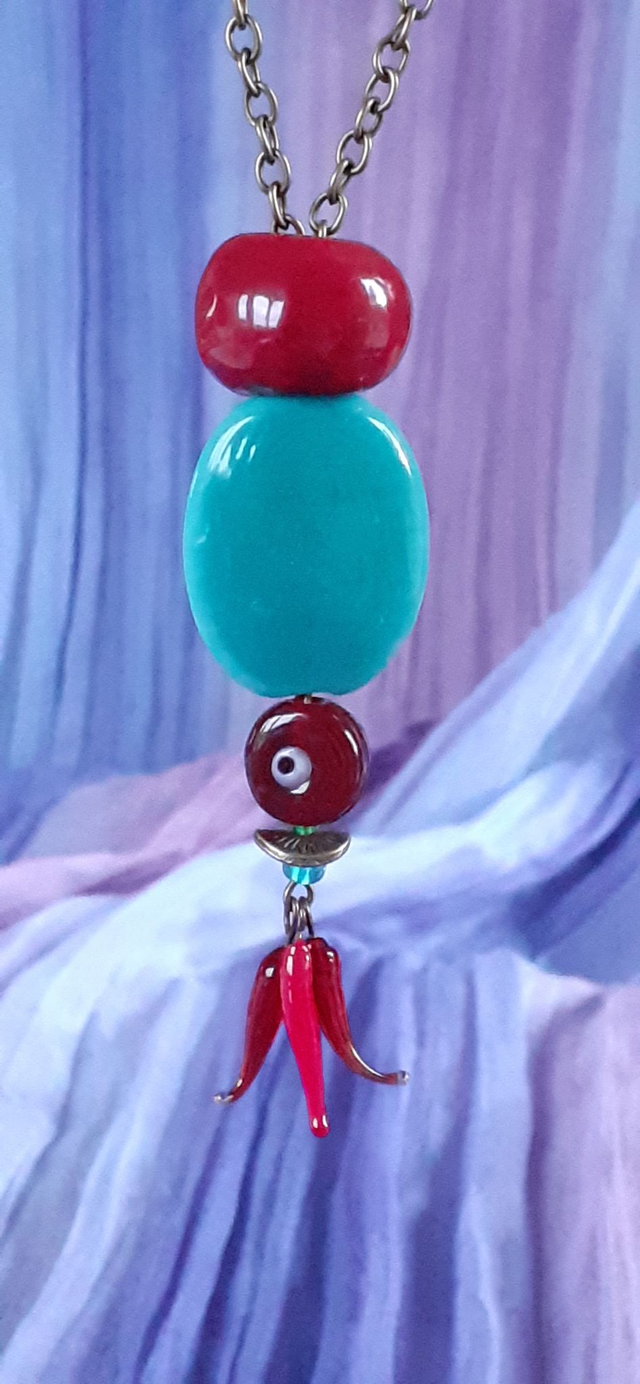 Chili Collier Sautoir avec gros pendentif bleu azur et rouge carmin, œil porte bonheur