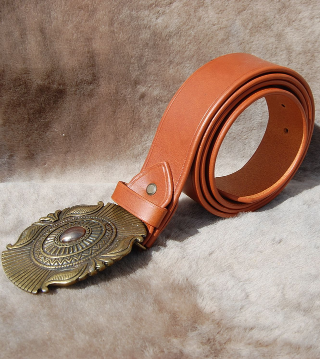 Ceinturon en croupon de cuir de vache marron  clair en 40 mm de large boucle laiton vieilli perle métal