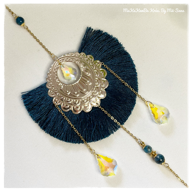 Attrape-soleil pompon – acier doré & pierres naturelles