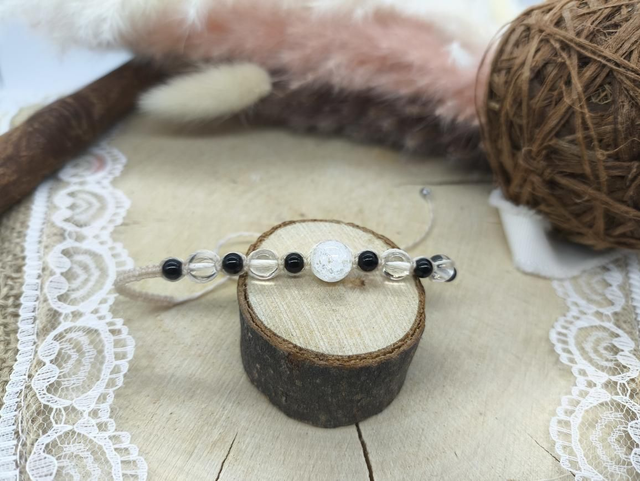 Bracelet fin beige cristal de roche, cristal craquelé, onyx 