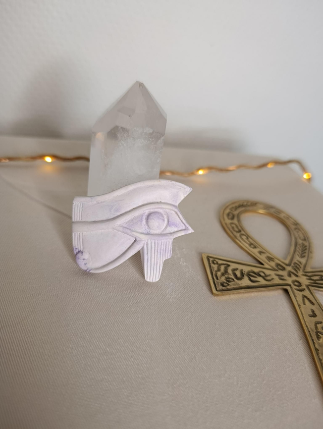 Amulette Oeil d&#039;Horus ( Oudjat ) violet pastel