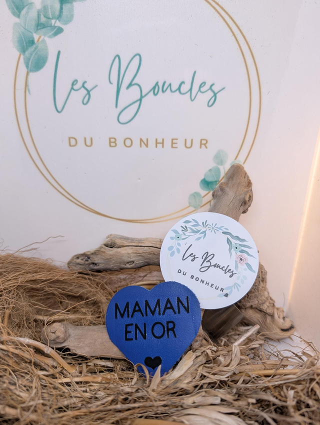 Broche personnalisée Maman en or (bleu roi) br041
