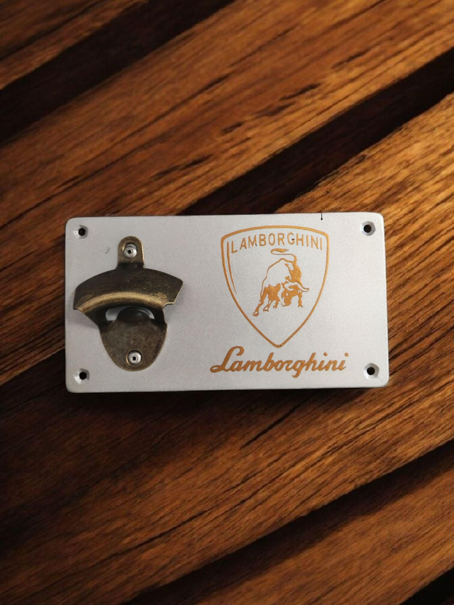 Décapsuleur mural Lamborghini 