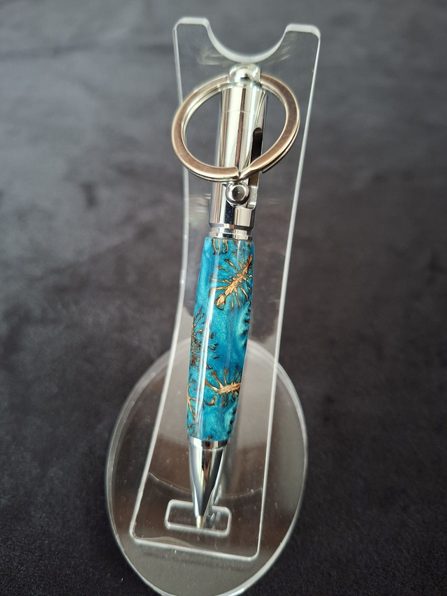 Porte clef stylo Colt en résine bleue et cônes d&#039;aulne