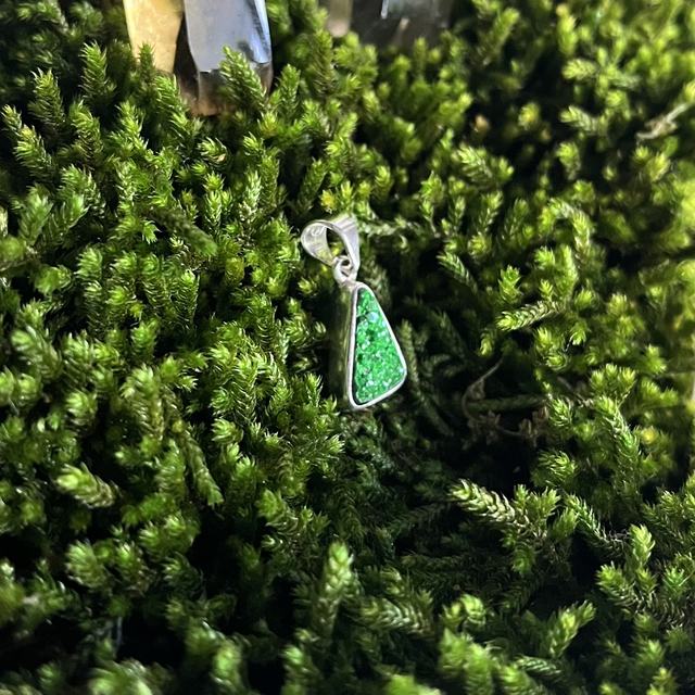 Pendentif en argent et grenat uvarovite