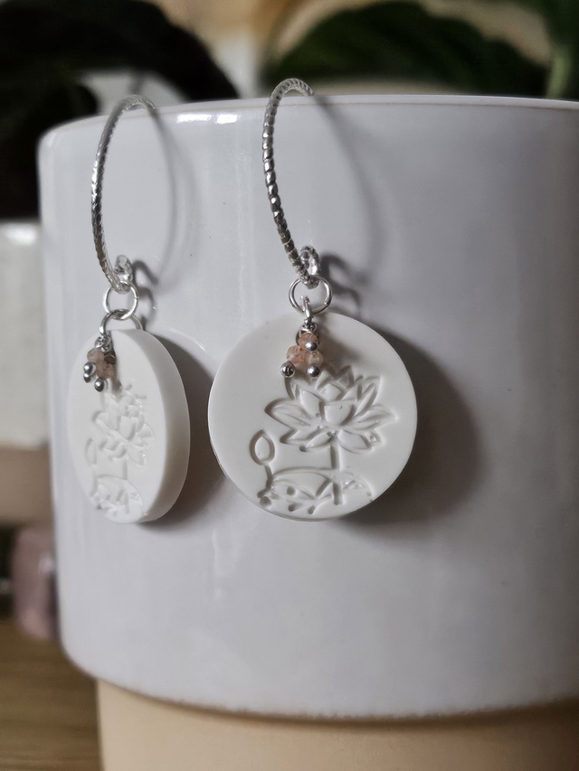 Boucles d&#039;oreilles fleurie argentée et pierre de lune pêche