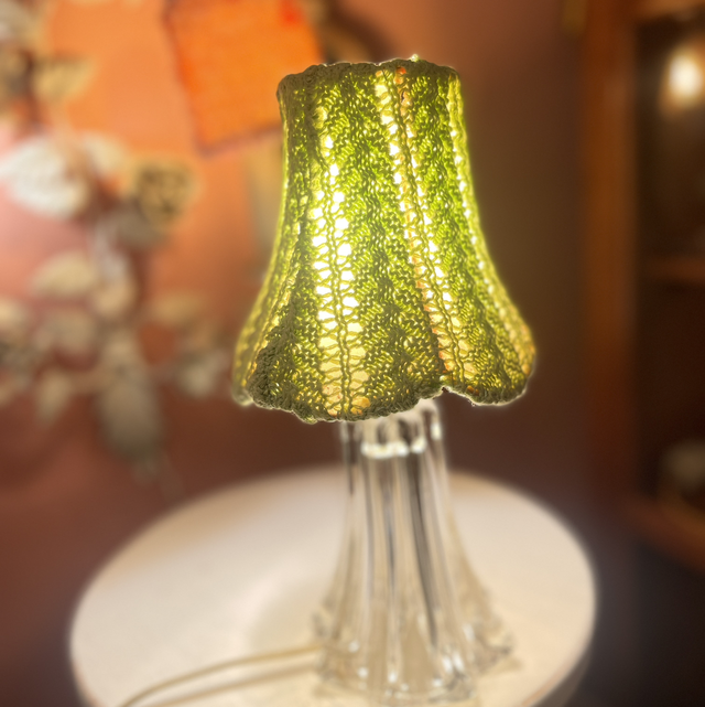 Leuchter mit Kristallglasfuss mit Strickschirm