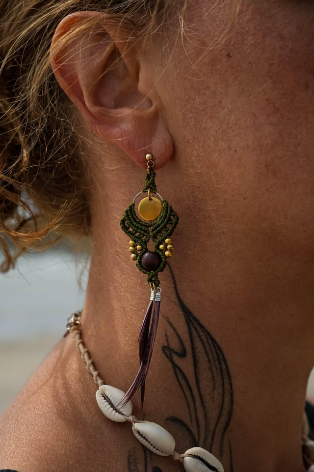 Boucles d&#039;oreilles en micro-macramé kaki, plumes et perles en bois