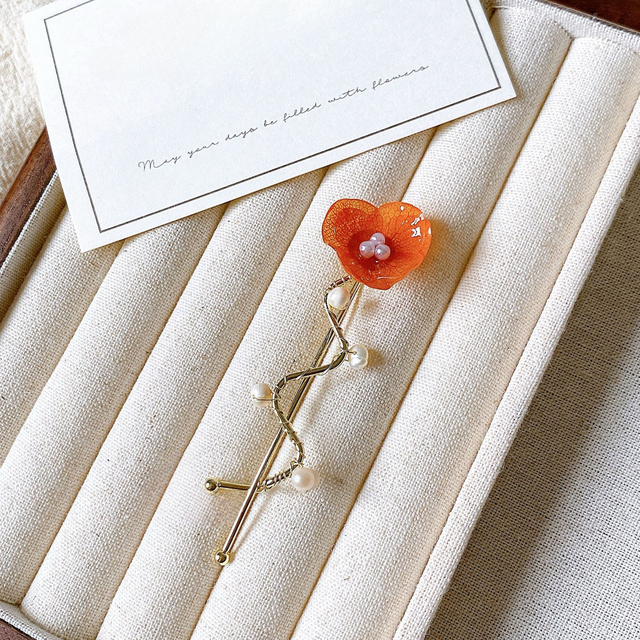 Libelle Hydrangea Flower Hair Clip with Gold-toned Stem Design