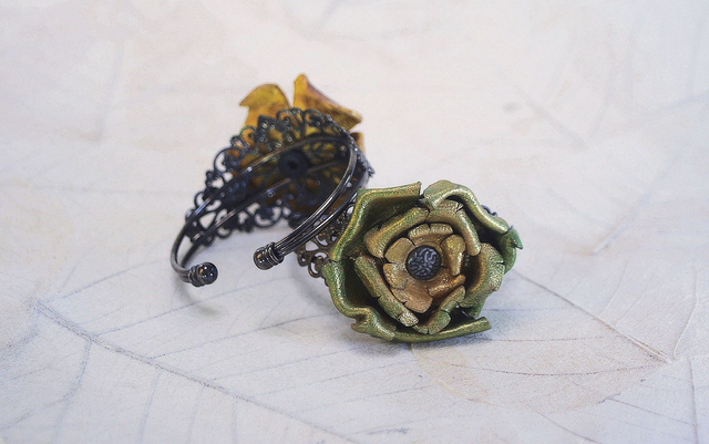 Bracelet avec Rose moulée en cuir