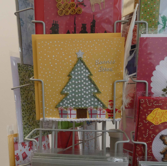 Le sapin le père noël et les cadeaux