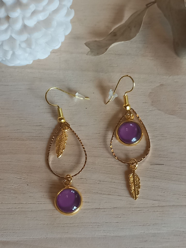 Boucles d&#039;oreilles asymétriques - cabochon violet / goutte texturée  / plume / doré 