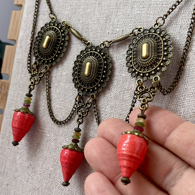 #43B Collier upcycling en affiche