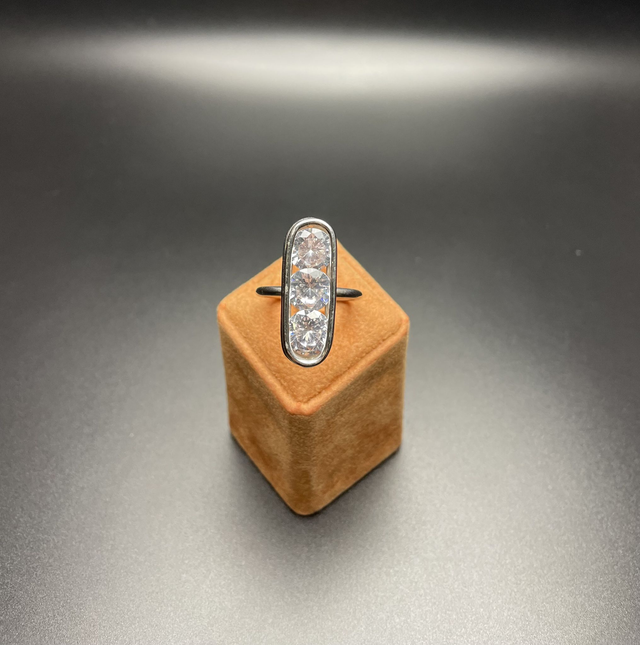 Eclissi Mobile – Anello in Argento 925 con Tre Zirconi Rotanti