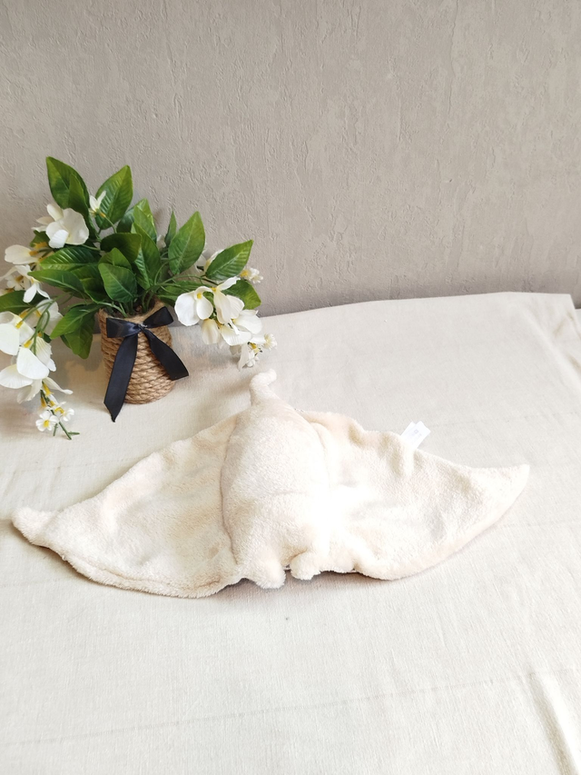 Raie manta blanche motif fleur
