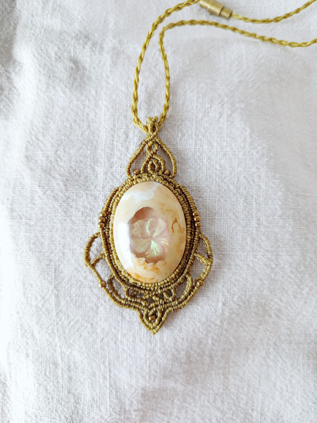 Collier en macramé avec une pierre en résine peinte à la main