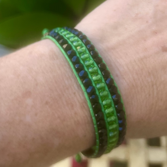 Bracelet tissé 3 rangs noir et vert 