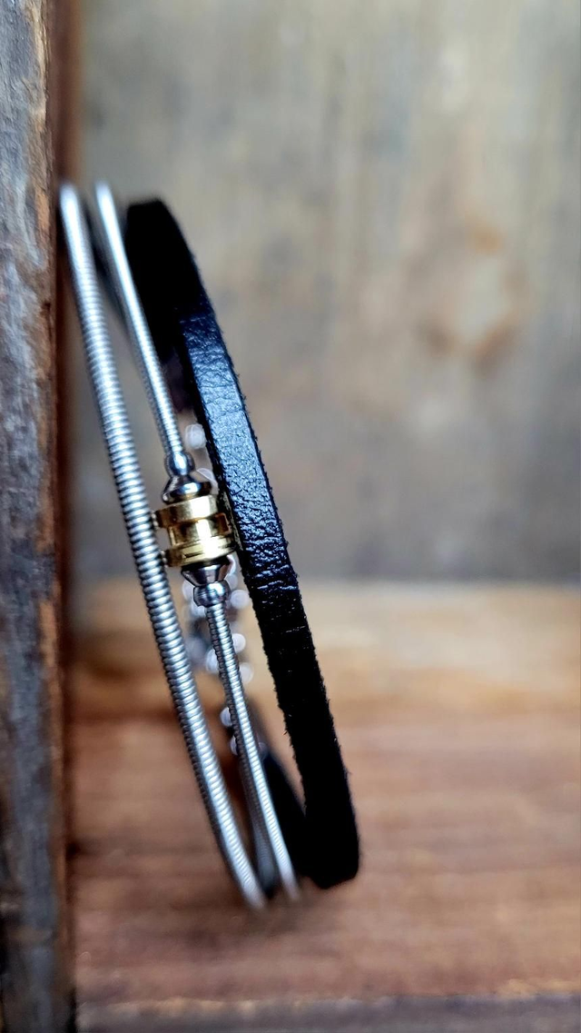 Bracelet corde de basse surcyclée 