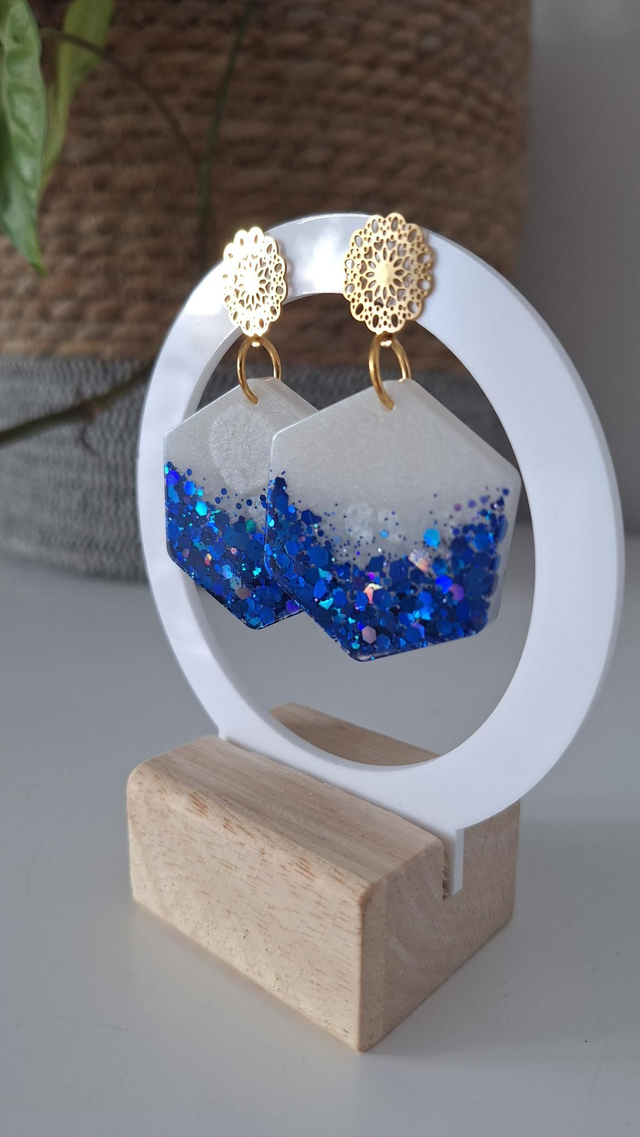 Boucles d&#039;oreilles hexagonales blanches et paillettes bleues