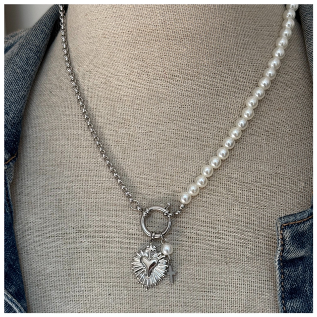 Collier asymétrique ex voto et croix 