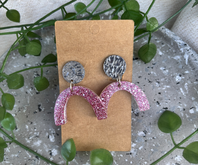 Boucles d’oreilles résine rose et argentée à paillettes 